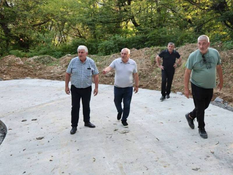 ცაგერის მუნიციპალიტეტის მერი, მოადგილეებთან - რევაზ ახვლედიანთან და მამუკა ლეთოდიანთან...